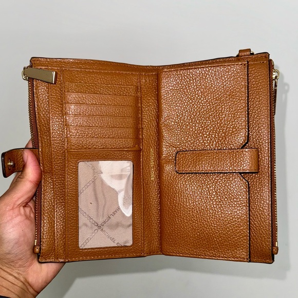 Michael Kors purse w/ matching wallet - Picture 5 of 5